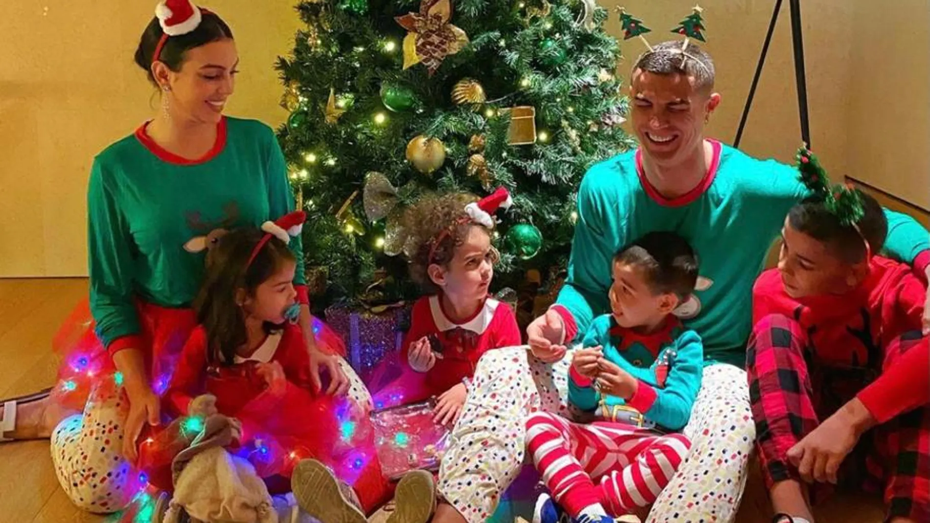 Cristiano Ronaldo posa junto a su pareja, Georgina Rodríguez, y junto a sus cuatro hijos