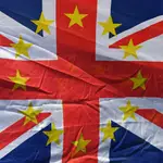 Una bandera de Reino Unido con las estrellas de la UE en las inmediaciones del Parlamento británico