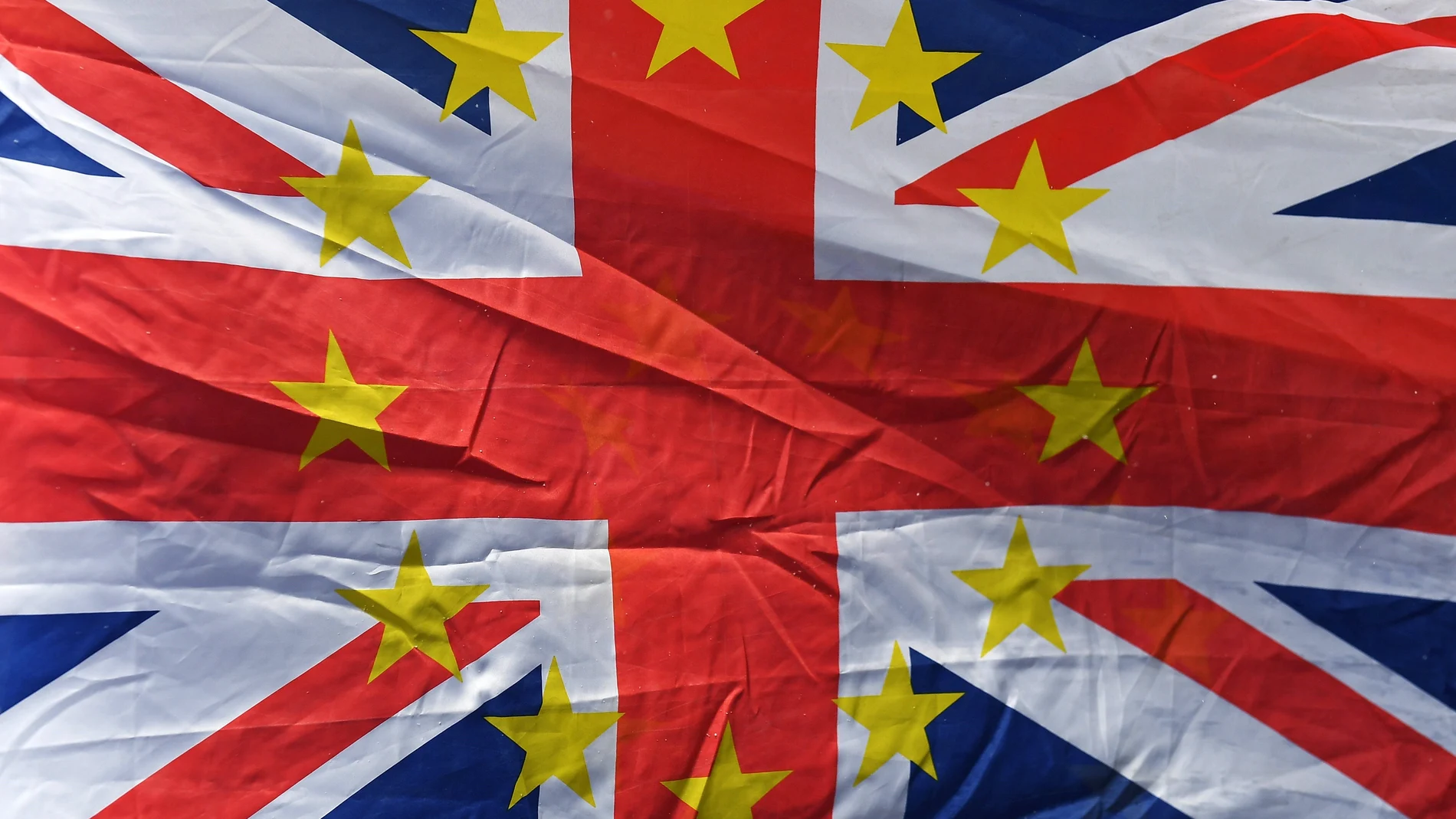 Una bandera de Reino Unido con las estrellas de la UE en las inmediaciones del Parlamento británico