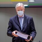 El negociador jefe de la Unión Europea Michel Barnier sujeta entre las manos las 2000 páginas del acuerdo del Brexit hoy en Bruselas.