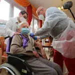 Edith Kwoizalla, de 101 años, ha sido la primera en vacunarse en Alemania