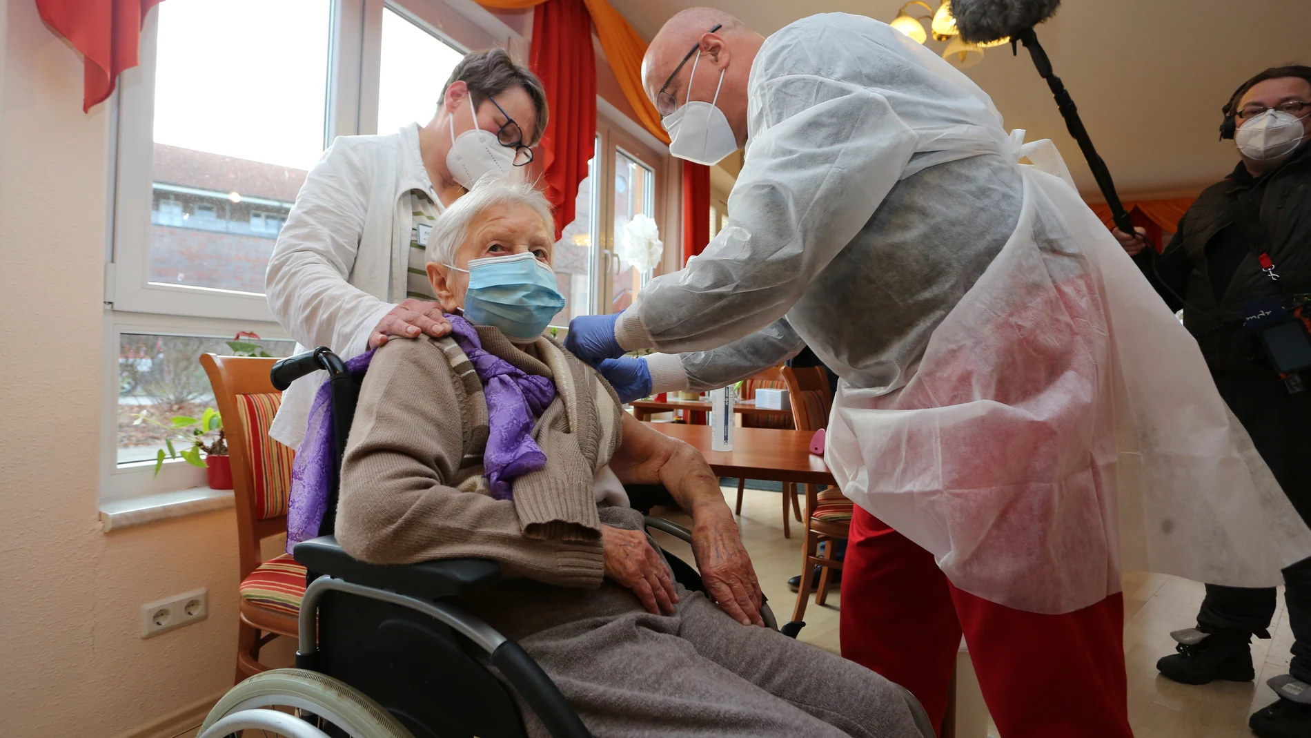 Edith Kwoizalla, de 101 años, ha sido la primera en vacunarse en Alemania