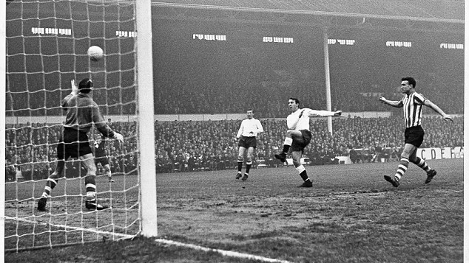 Jimmy Greaves marca para el Tottenham uno de los dos goles que le hizo al West Brom en el Boxing Day de 1963.
