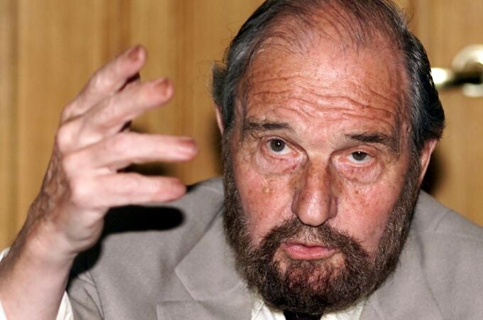 FILE PHOTO: Soviet secret agent George Blake gestures as he speaks at a presentation of a book of letters written by other spies from a British prison, in Moscow June 28, 2001. Blake -- a notorious traitor in Britain and legendary hero in Russia -- escaped from a British jail in 1966 while serving a 42 year sentence for passing secrets to Moscow./File Photo