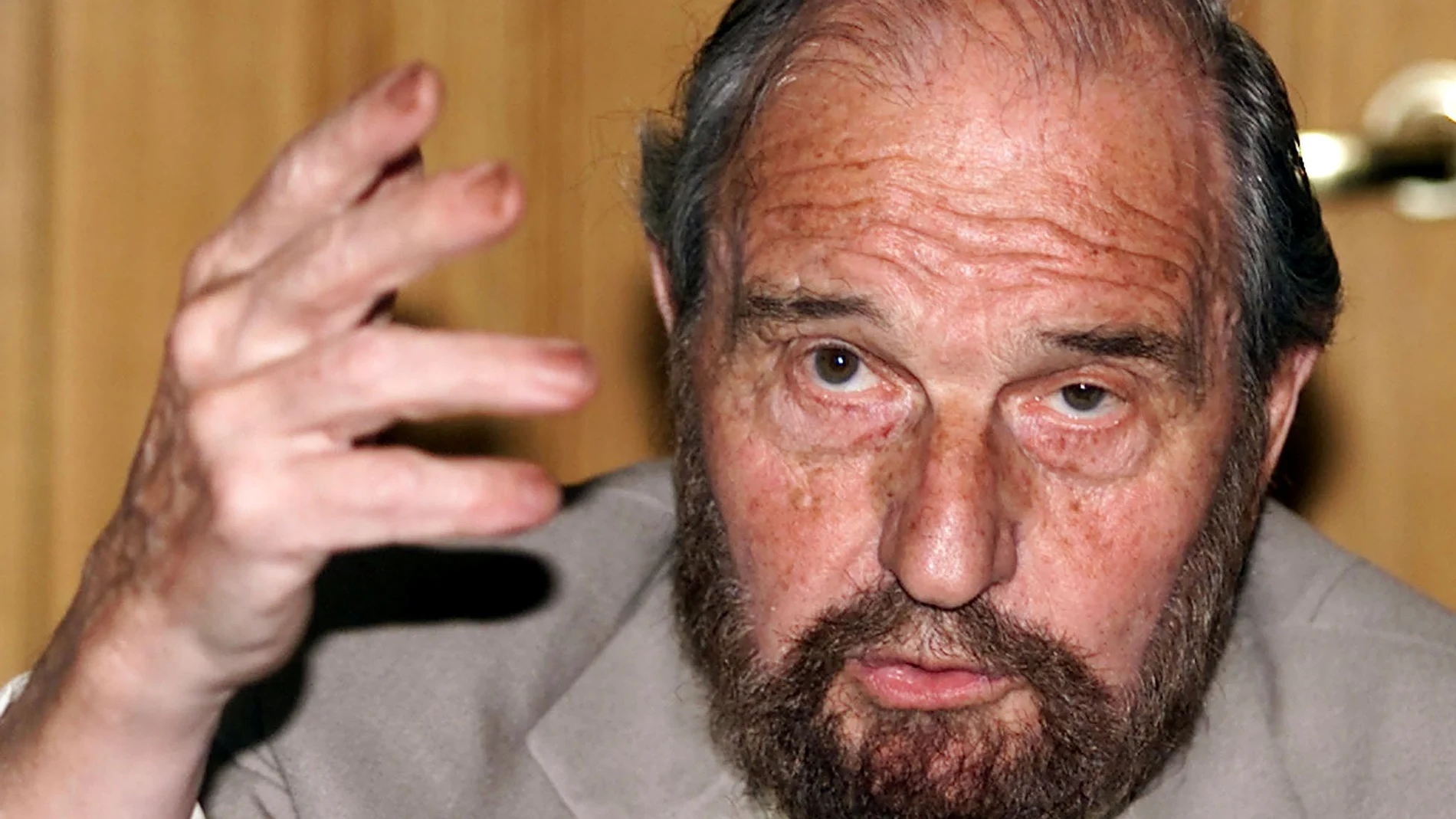 FILE PHOTO: Soviet secret agent George Blake gestures as he speaks at a presentation of a book of letters written by other spies from a British prison, in Moscow June 28, 2001. Blake -- a notorious traitor in Britain and legendary hero in Russia -- escaped from a British jail in 1966 while serving a 42 year sentence for passing secrets to Moscow./File Photo