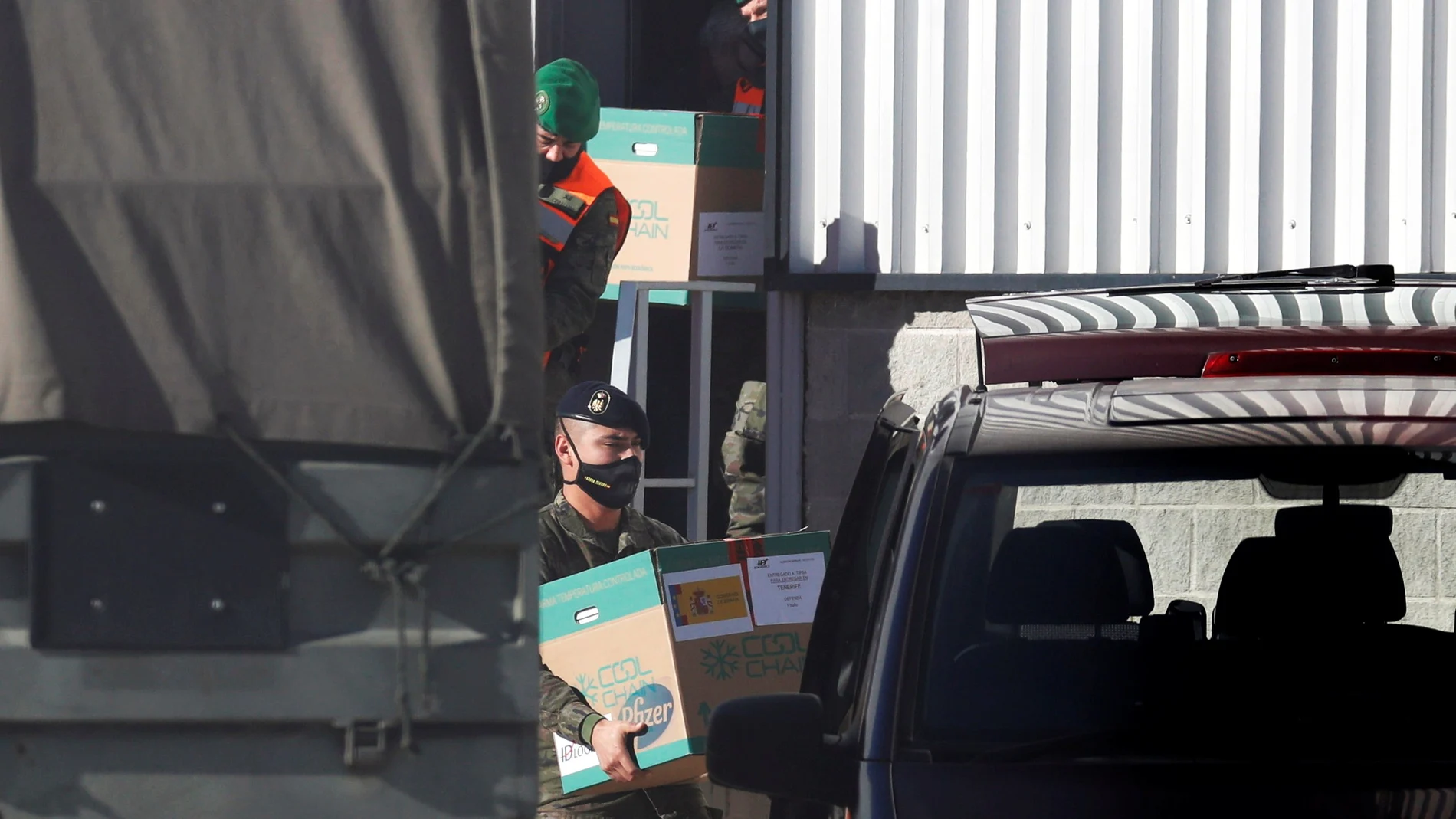 Cajas con la vacuna Pfizer son distribuidas por el Ejército desde Guadalajara
