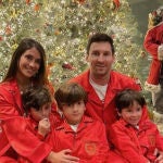 Leo Messi y su mujer Antonela junto a sus tres hijos.