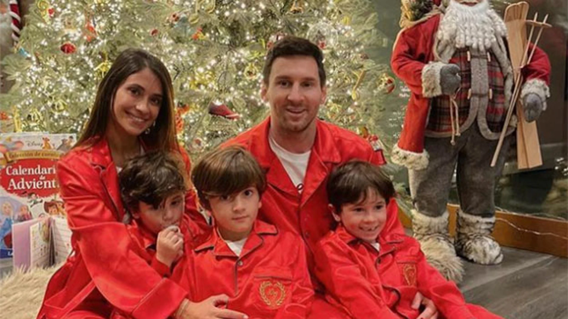 Leo Messi y su mujer Antonela junto a sus tres hijos.