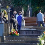 Entierro de Rosario Oporto, la madre de Asunta Basterra en el cementerio de Boisaca, en Santiago de Compostela, Galicia (España), a 26 de diciembre de 2020. Rosario se suicidó en la carcel.