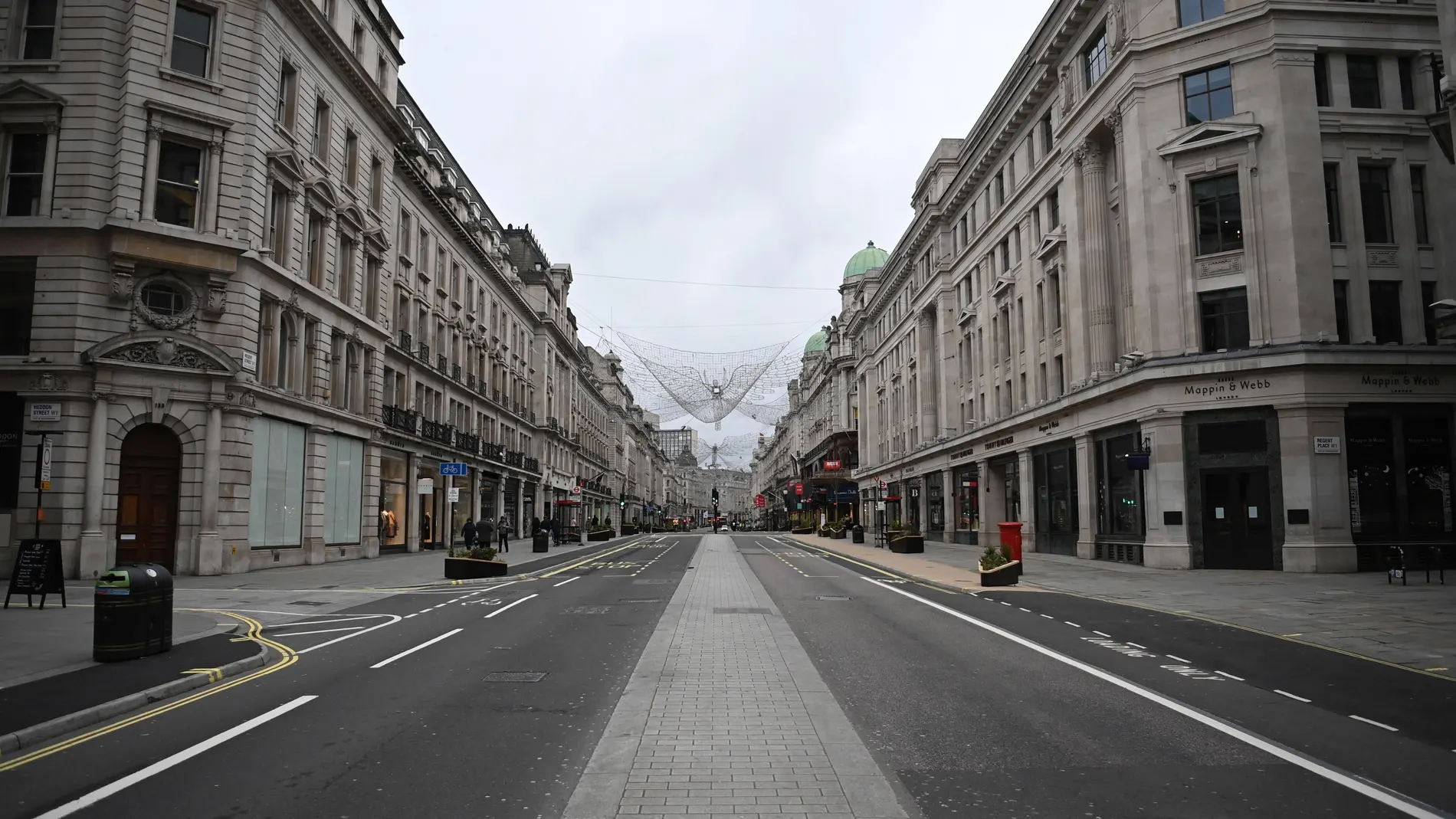 Vista de una inusualmente vacía calle Regent este sábado en Londres