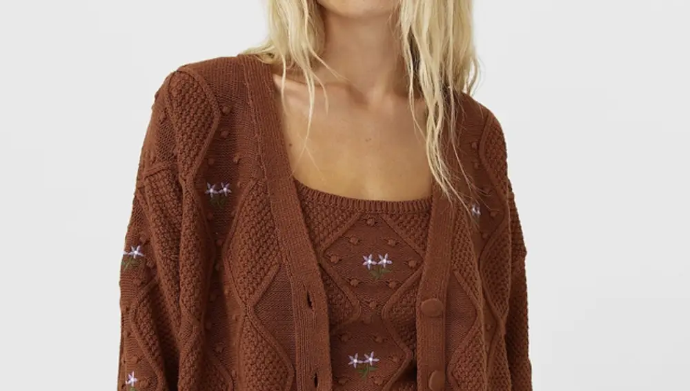 Chaqueta bordada de Stradivarius.