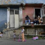 Niños con sus familiares en una barriada en el barrio de Pétare en Caracas