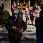 Jubilados y pensionistas andando por las calles de Madrid