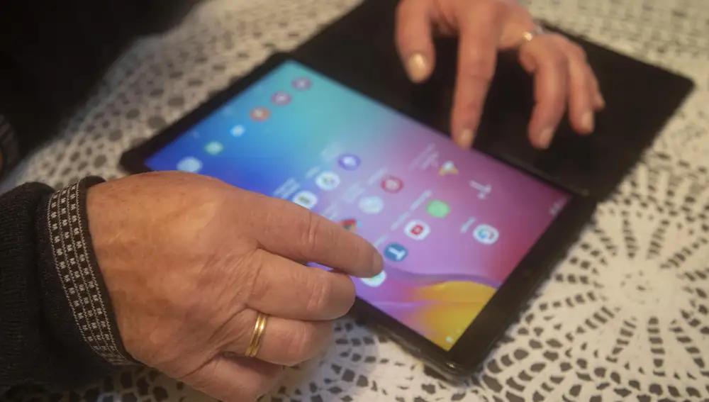Más de 80 mayores abulenses aprenden a manejar dispositivos para comunicarse con hijos y nietos