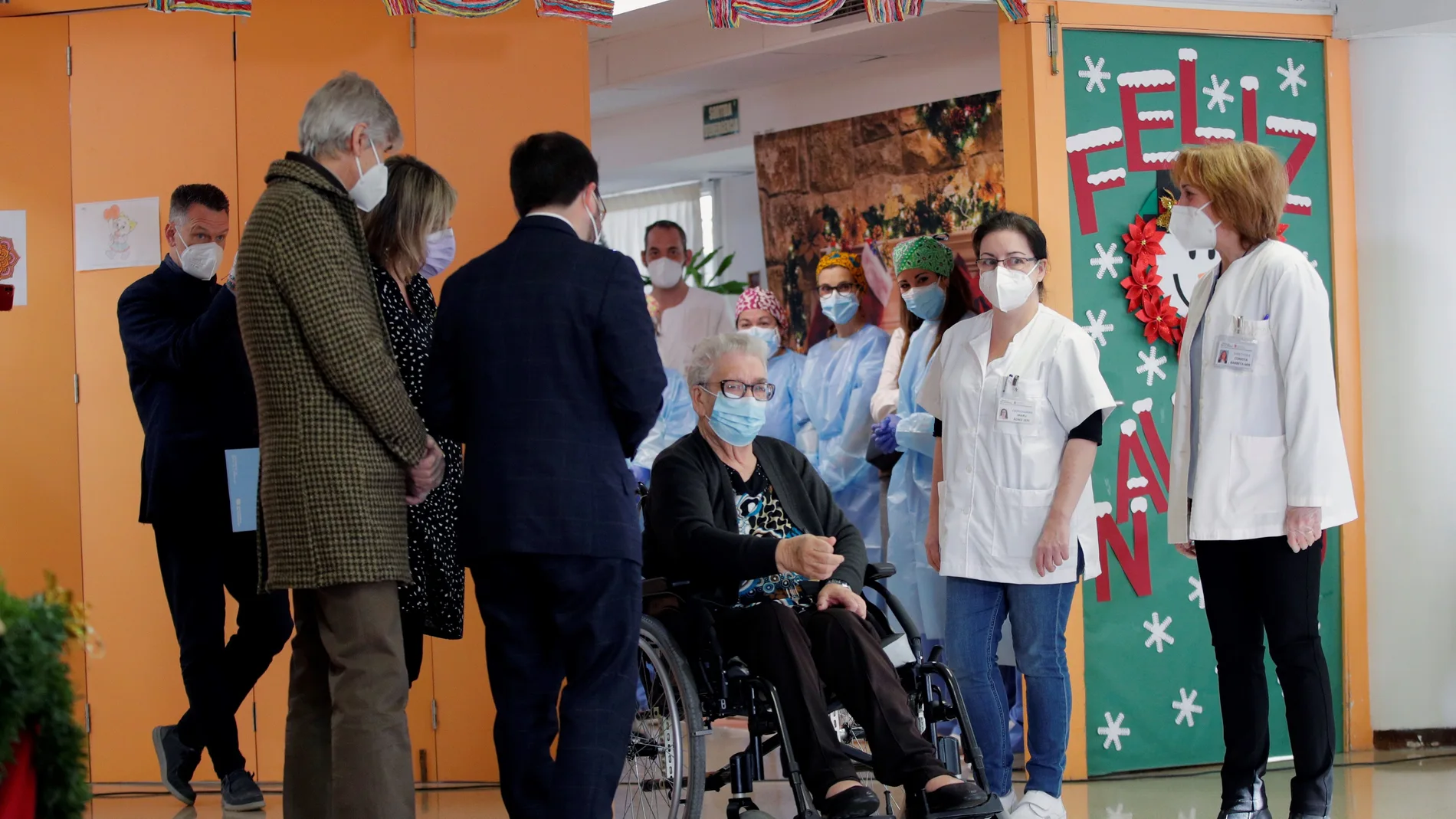 Josefa Pérez, de 89 años, residente de la residencia de L'Hospitalet de Llobregat, ha sido la primera persona en recibir la vacuna contra la covid-19 en Cataluña