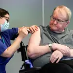 Una enfermera vacuna a la primera persona en Noruega, un hombre de 67 años