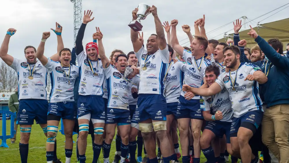 Los jugadores del VRAC celebran la Copa Ibérica