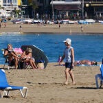 Ambiente en la Playa de las Canteras el día del comienzo del invierno, en Las Palmas de Gran Canaria, Canarias (España), a 21 de diciembre de 2020. Hoy, que tiene lugar el solsticio de invierno, en España hay grandes diferencias de temperaturas entre unas localidades y otras del país.