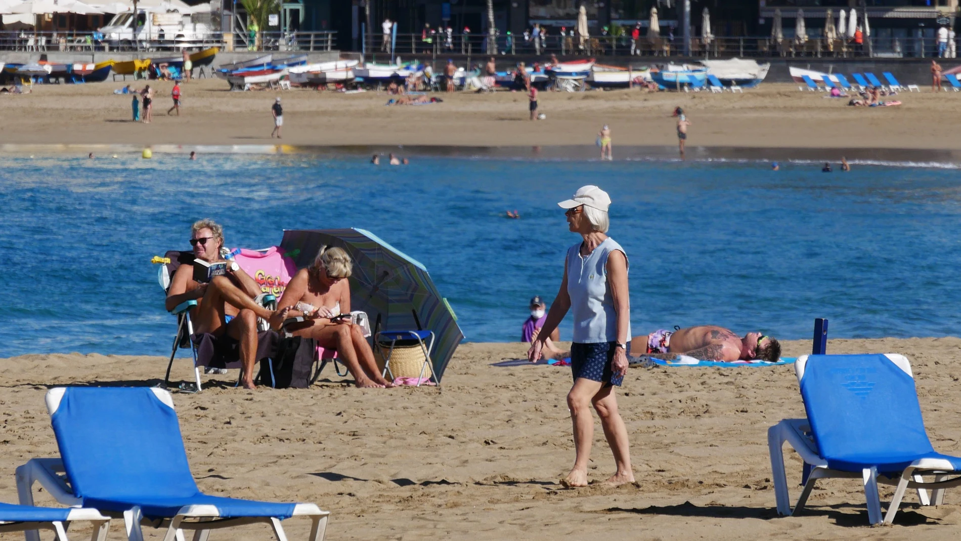 Ambiente en la Playa de las Canteras el día del comienzo del invierno, en Las Palmas de Gran Canaria, Canarias (España), a 21 de diciembre de 2020. Hoy, que tiene lugar el solsticio de invierno, en España hay grandes diferencias de temperaturas entre unas localidades y otras del país.