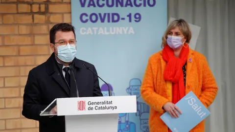 El vicepresidente y presidente en funciones de la Generalitat, Pere Aragonès, y la consellera de Salud, Alba Vergés, atienden a los medios tras la vacunación en la residencia Feixa Llarga
