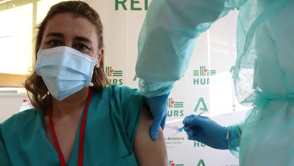 Los primeros en vacunarse en el hospital a las 15:30 horas fueron Susana y Felipe, técnico de cuidados auxiliar de enfermería en una unidad covid y enfermero de Urgencias de Adultos, respectivamente