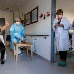 La directora de la residencia Virgen del Milagro de Rafelbunyol, Josefa Martínez, tras vacunarse de covid