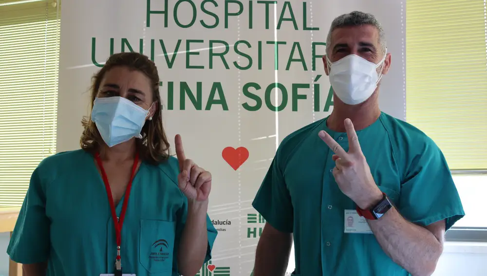 Los primeros en vacunarse en el hospital a las 15:30 horas fueron Susana y Felipe, técnico de cuidados auxiliar de enfermería en una unidad covid y enfermero de Urgencias de Adultos, respectivamente