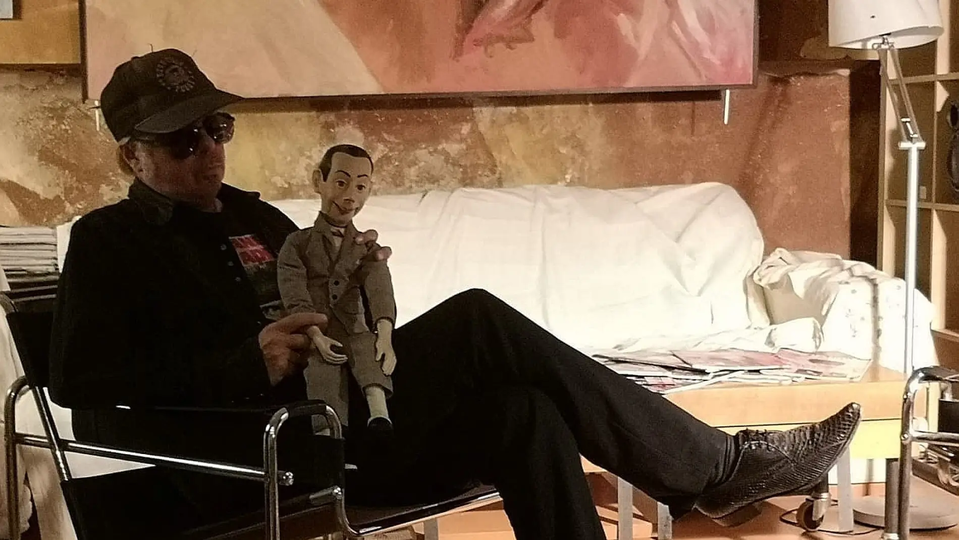 César Martín, en un estudio de la revista y junto a su muñeco de Pee Wee Herman