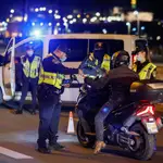 Oficiales de policía revisan los documentos de un conductor en un puesto de control en Tel-Aviv