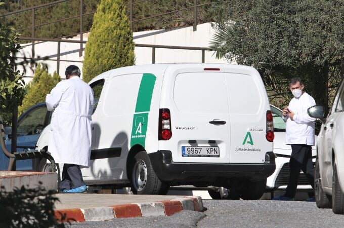 Llegada de la furgoneta de la Junta de Andalucía con la vacuna de la Covid-19, a la residencia de pensionistas IASS de la Junta de Andalucía en Málaga el domingo