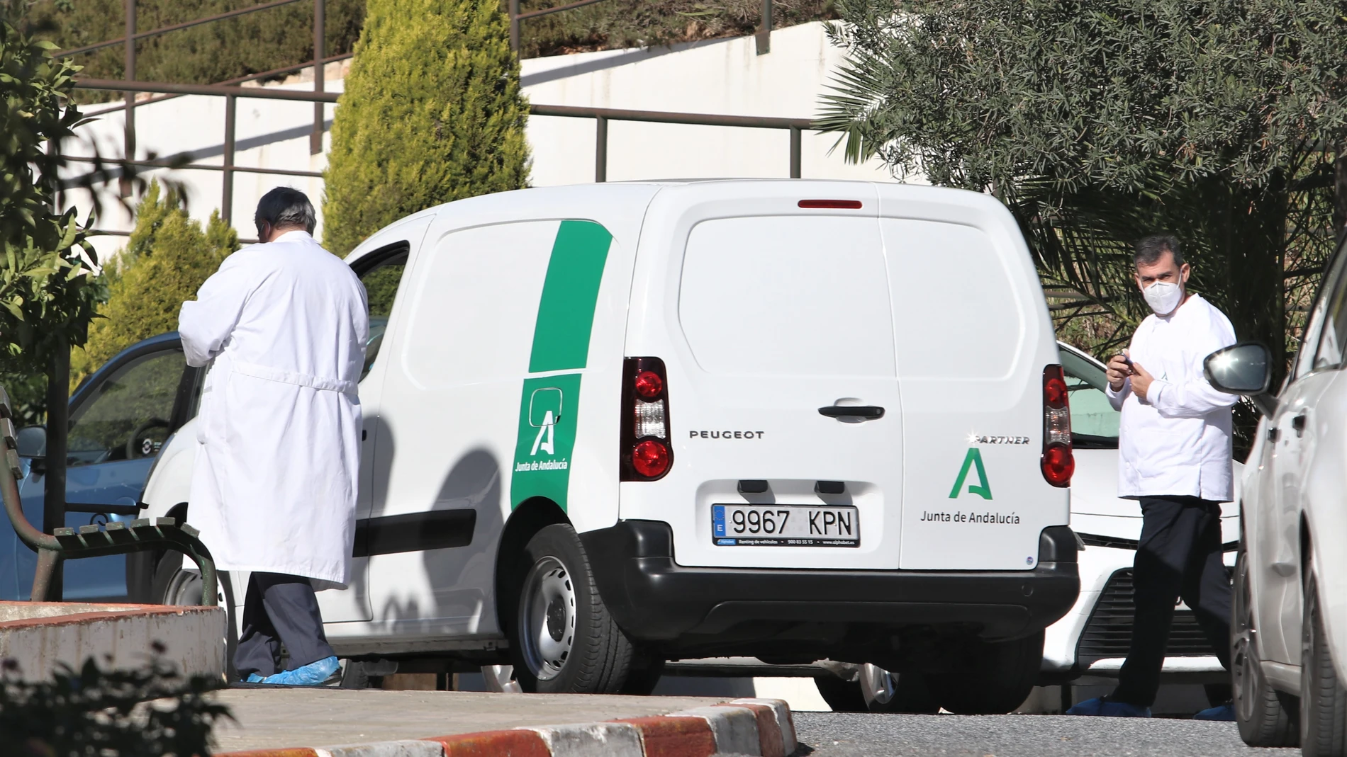 Llegada de la furgoneta de la Junta de Andalucía con la vacuna de la Covid-19, a la residencia de pensionistas IASS de la Junta de Andalucía en Málaga el domingo