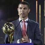 Cristiano Ronaldo, con el trofeo que le reconoció como mejor jugador de lo que llevamos de siglo.