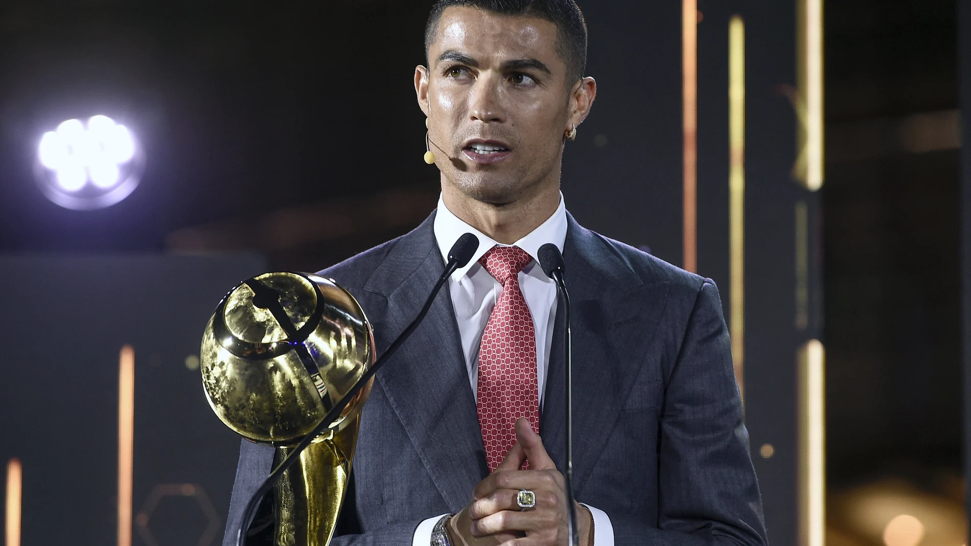Cristiano Ronaldo, con el trofeo que le reconoció como mejor jugador de lo que llevamos de siglo.
