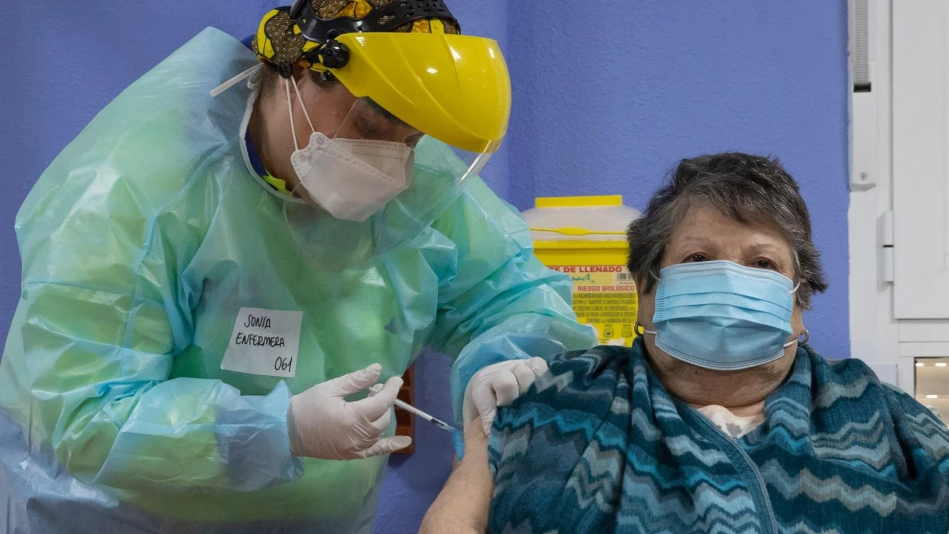 Josefa, de 83 años, la primera personas en vacunarse contra la covid en Murcia