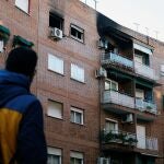 Fachada de la vivienda afectada por un incendio que causó la muerte de una mujer de 93 años