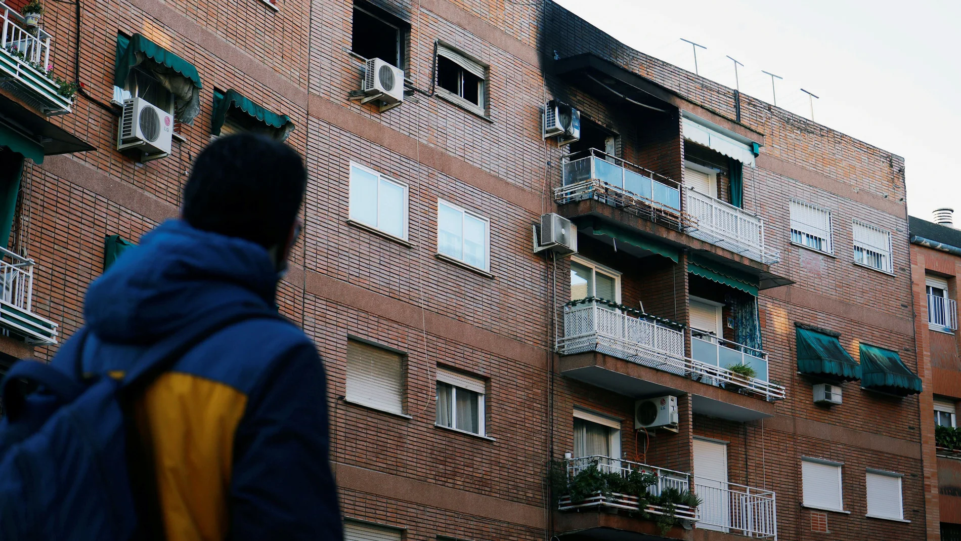 Fachada de la vivienda afectada por un incendio que causó la muerte de una mujer de 93 años