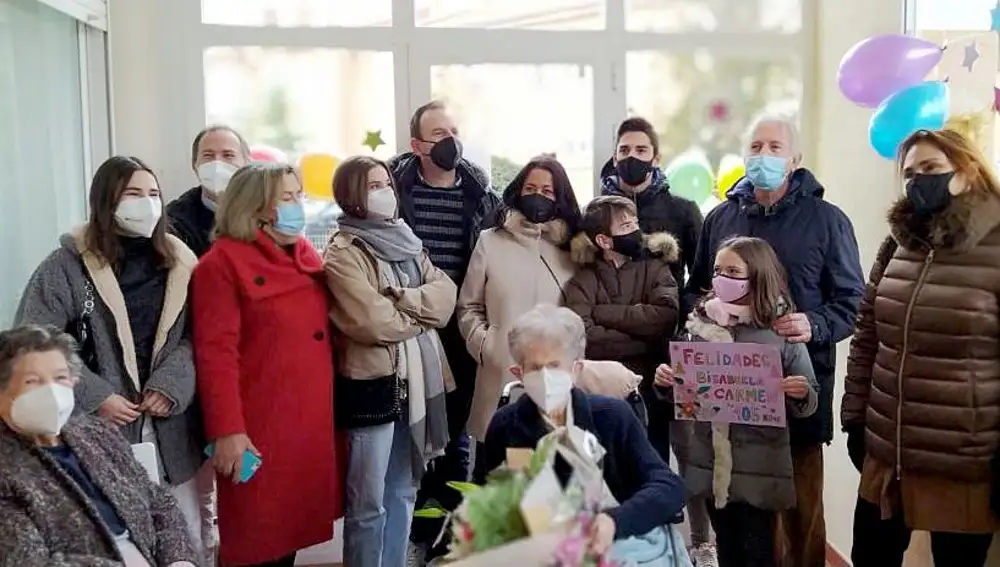 Celebración de 105 cumpleaños de Carmen Simón en una residencia de Roa de Duero (Burgos)