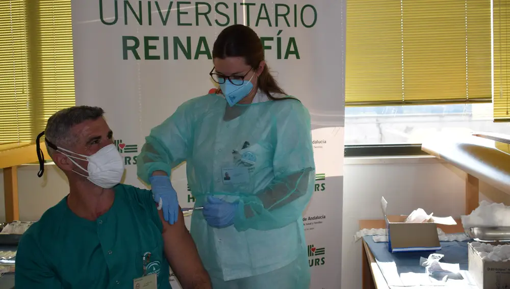 Susana y Felipe, técnico de cuidados auxiliar de enfermería en una unidad covid y enfermero de Urgencias de Adultos, respectivamente, fueron los primeros en vacunarse
