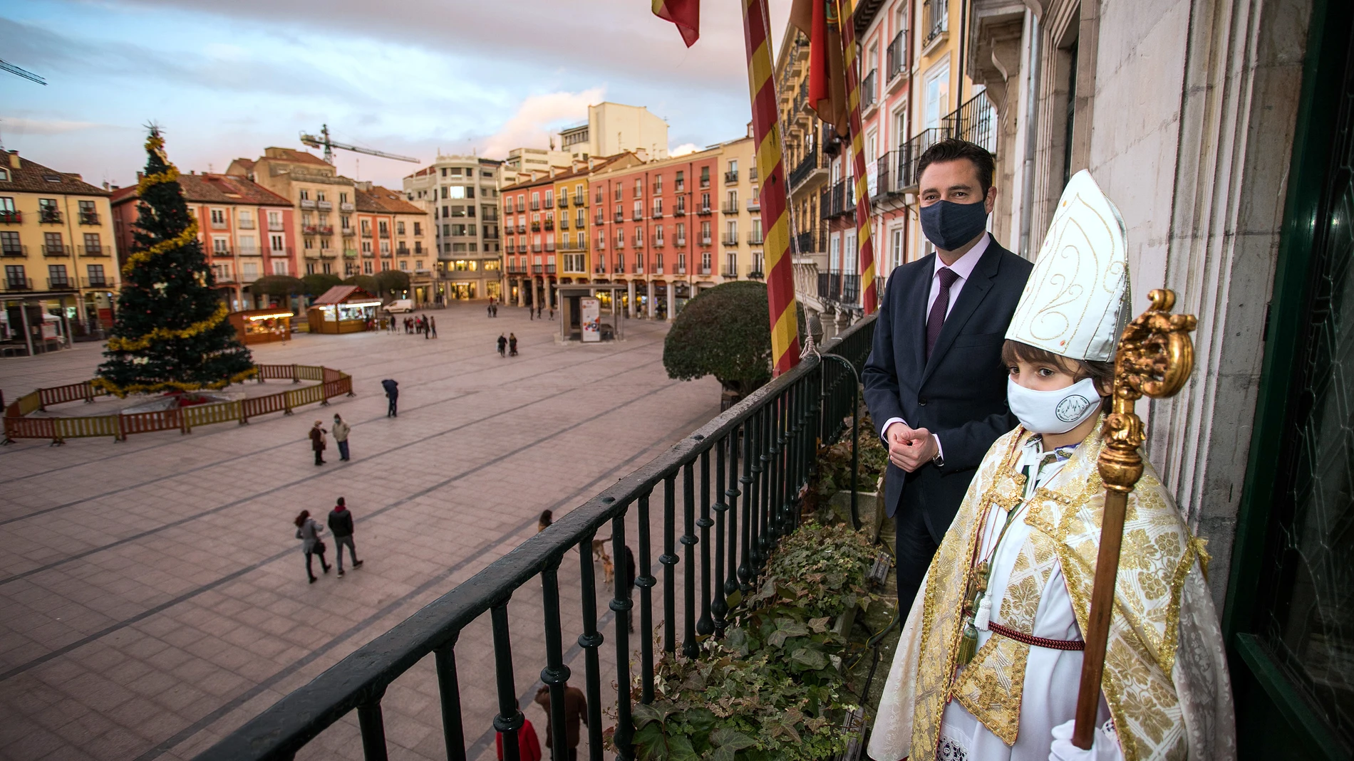 El alcalde de Burgos, Daniel de la Rosa, recibe al obispillo 2020, Rodrigo Rojo Palacín, con motivo del día de los Santos Inocentes