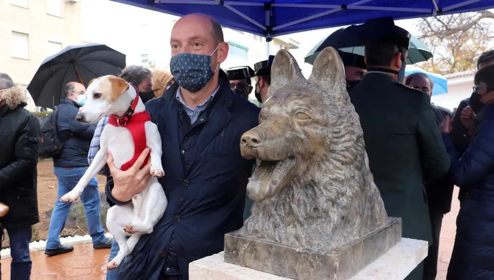 El alcalde de Antequera, Manuel Barón, posa junto al busto del perro de la Guardia Civil Ajax durante la presentación de la estatua en Antequera, Málaga