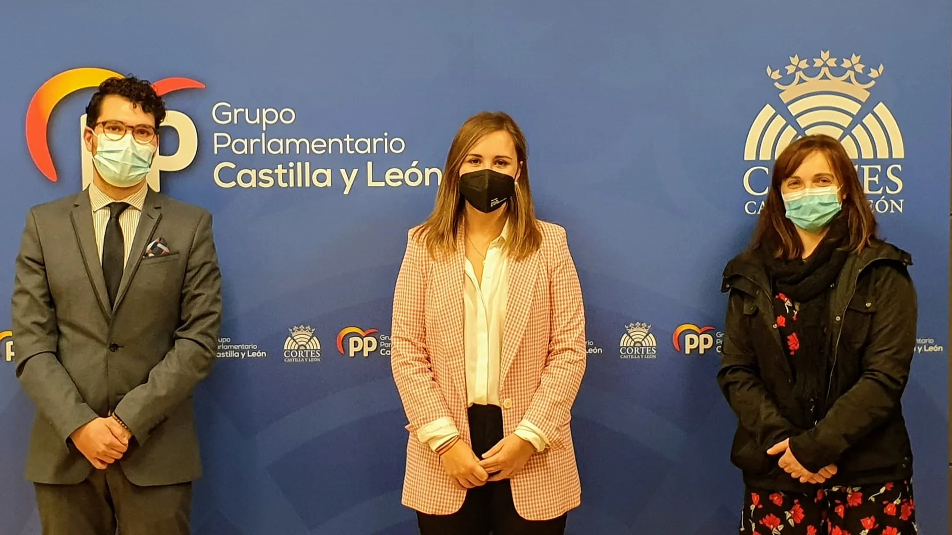 Los concejales del Grupo Popular de Mojados, Beatriz Rodríguez y Saúl Amado, son recibidos por la vicepresidenta de la comisión de relaciones con el Procurador del Común, Noemí Rojo