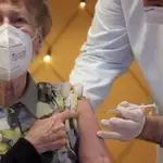 Una residente es vacunada contra el coronavirus con una dosis de la vacuna de Pfizer BioNTech en el asilo de ancianos Riehl, en Colonia