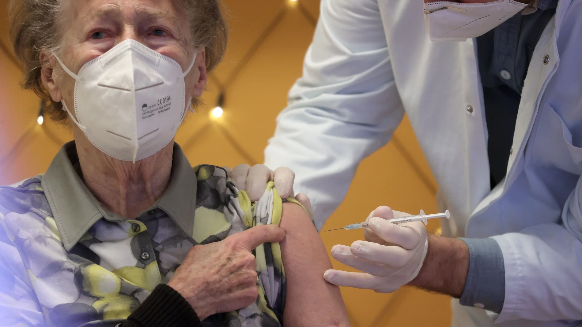 Una residente es vacunada contra el coronavirus con una dosis de la vacuna de Pfizer BioNTech en el asilo de ancianos Riehl, en Colonia
