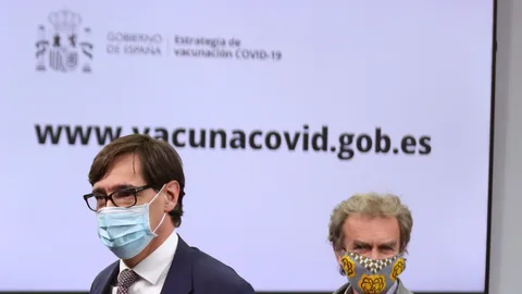 El ex ministro de Sanidad, Salvador Illa y el director del Centro de Coordinación de Alertas y Emergencias, Fernando Simón, tras un Consejo Interterritorial de Salud