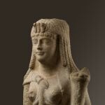 Escultura de mármol de estilo egipcio presumiblemente representando a Cleopatra VII con la corona egipcia del triple uraeus (las tres cobras que representaban los reinos bajo el dominio de la reina) y el característico vestido con el “nudo de Isis”