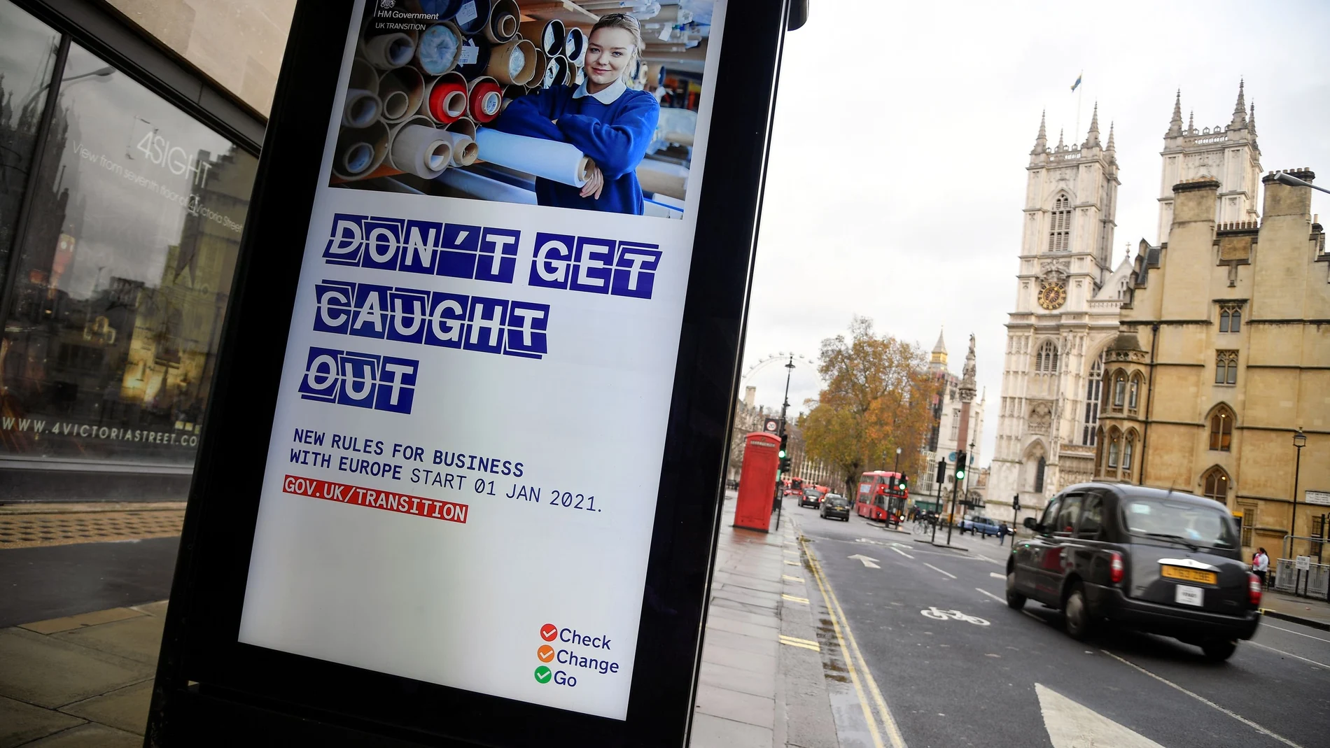 Un cartel electrónico muestra un mensaje de información del gobierno británico que aconseja a las empresas que se preparen para el Brexit