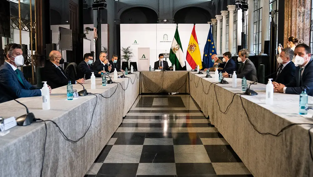 El presidente de la Junta de Andalucía, Juanma Moreno, en la reunión con el sector del Medicamento donde se ha anuncia el fin de las subastas de medicamentos