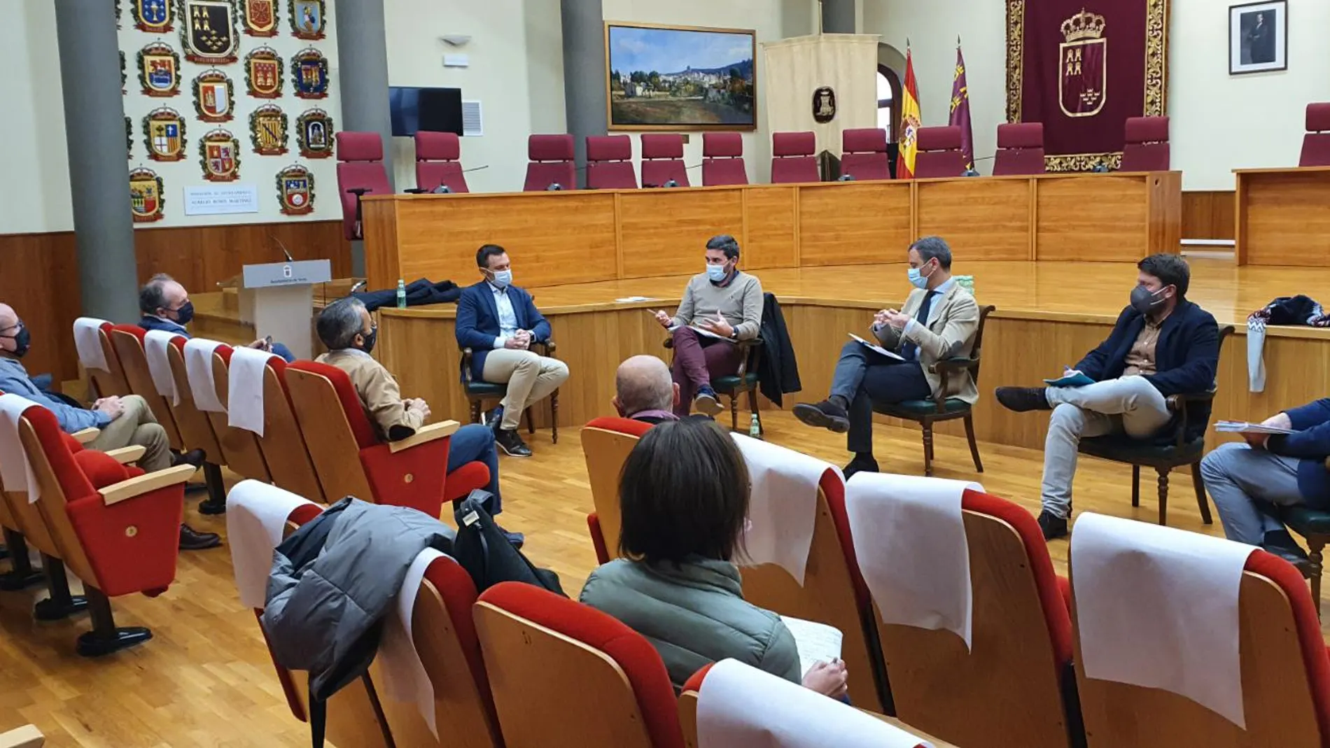 El consejero Antonio Luengo durante su encuentro con representantes bodegueros del municipio de Yecla