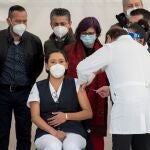 Una enfermera del Hospital General de la Secretaría de Salud recibe la vacuna contra el coronavirus hoy, en la ciudad de Saltillo (México).