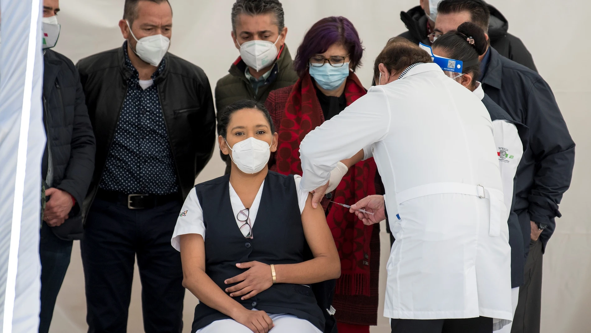 Una enfermera del Hospital General de la Secretaría de Salud recibe la vacuna contra el coronavirus hoy, en la ciudad de Saltillo (México).